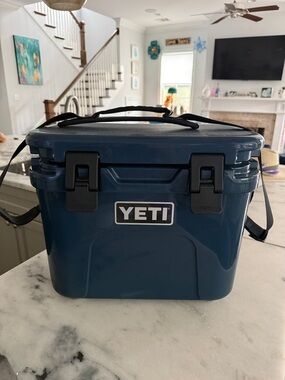 Yeti roadie 15 Portable Hard Cooler with Black Latches